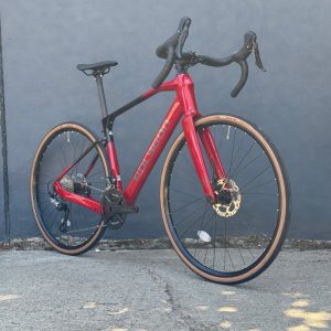 POLYGON Tambora A5 – Gravel Carbone – Rouge